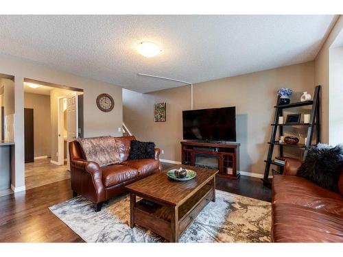 3007 Windsong Boulevard Sw, Airdrie, AB - Indoor Photo Showing Living Room