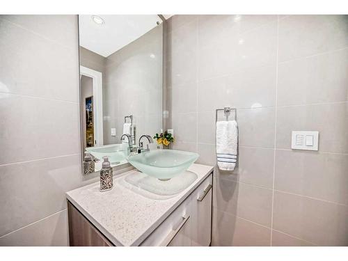 2007 1 Avenue Nw, Calgary, AB - Indoor Photo Showing Bathroom