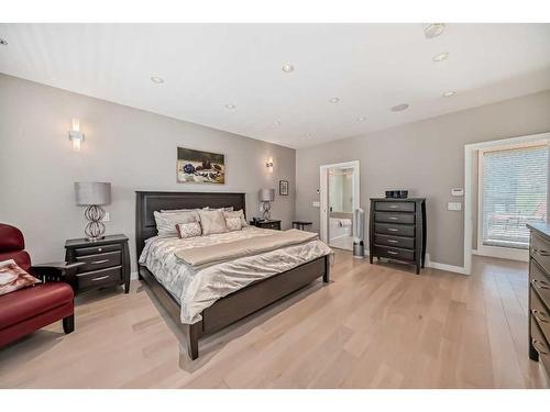 2007 1 Avenue Nw, Calgary, AB - Indoor Photo Showing Bedroom