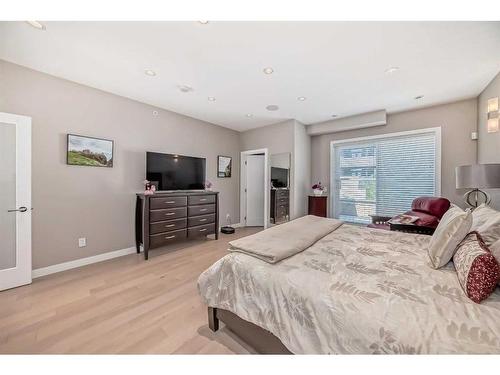 2007 1 Avenue Nw, Calgary, AB - Indoor Photo Showing Bedroom