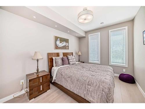 2007 1 Avenue Nw, Calgary, AB - Indoor Photo Showing Bedroom