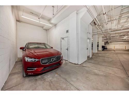 2007 1 Avenue Nw, Calgary, AB - Indoor Photo Showing Garage