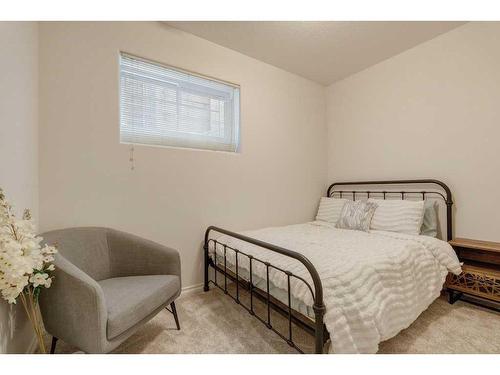 2805 4 Avenue Nw, Calgary, AB - Indoor Photo Showing Bedroom