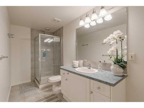 2805 4 Avenue Nw, Calgary, AB - Indoor Photo Showing Bathroom