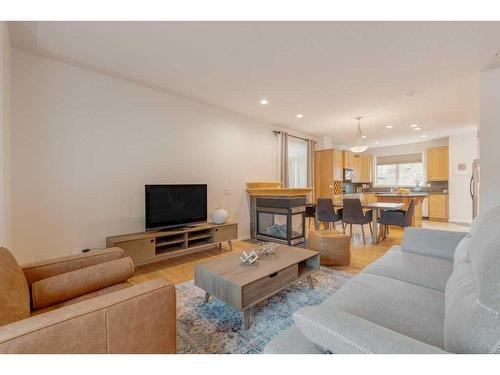 2805 4 Avenue Nw, Calgary, AB - Indoor Photo Showing Living Room