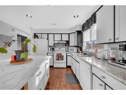 3323 Temple Way Ne, Calgary, AB - Indoor Photo Showing Kitchen