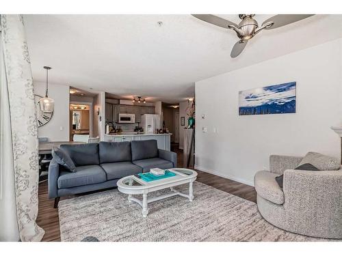 205-735 56 Avenue Sw, Calgary, AB - Indoor Photo Showing Living Room