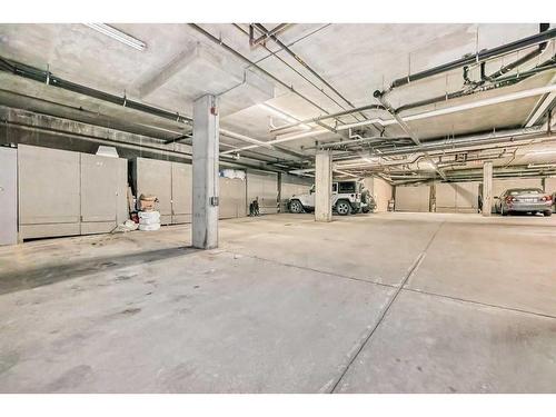 205-735 56 Avenue Sw, Calgary, AB - Indoor Photo Showing Garage