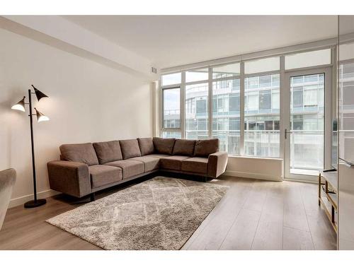 311-138 Waterfront Court Sw, Calgary, AB - Indoor Photo Showing Living Room