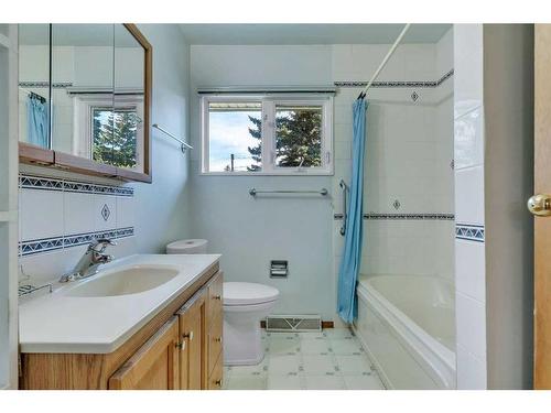 3416 Charleswood Crescent Nw, Calgary, AB - Indoor Photo Showing Bathroom