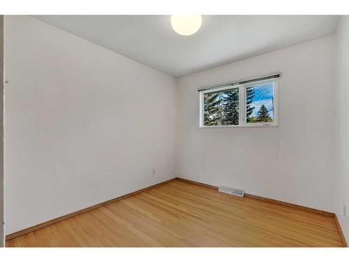 3416 Charleswood Crescent Nw, Calgary, AB - Indoor Photo Showing Other Room