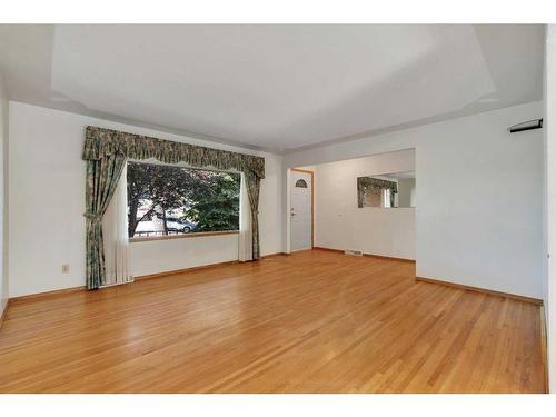 3416 Charleswood Crescent Nw, Calgary, AB - Indoor Photo Showing Living Room