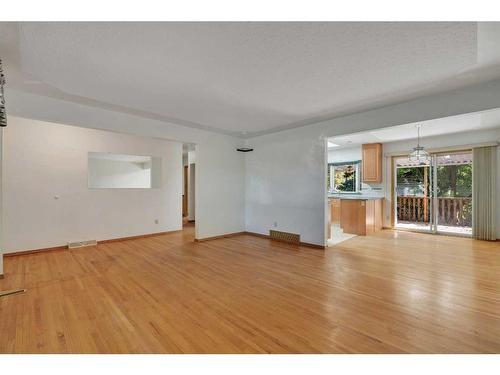 3416 Charleswood Crescent Nw, Calgary, AB - Indoor Photo Showing Living Room