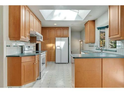 3416 Charleswood Crescent Nw, Calgary, AB - Indoor Photo Showing Kitchen