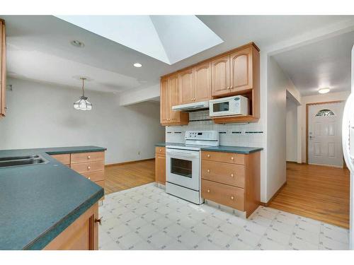 3416 Charleswood Crescent Nw, Calgary, AB - Indoor Photo Showing Kitchen With Double Sink