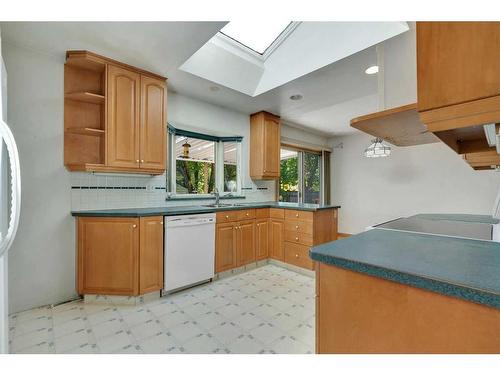 3416 Charleswood Crescent Nw, Calgary, AB - Indoor Photo Showing Kitchen