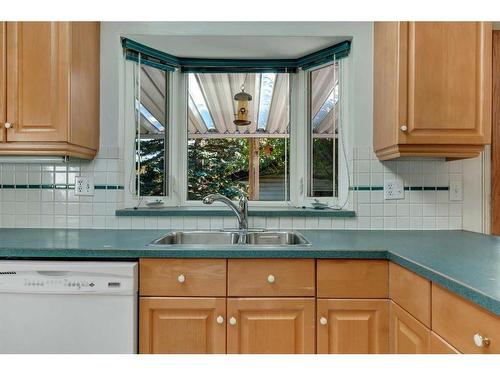 3416 Charleswood Crescent Nw, Calgary, AB - Indoor Photo Showing Kitchen With Double Sink