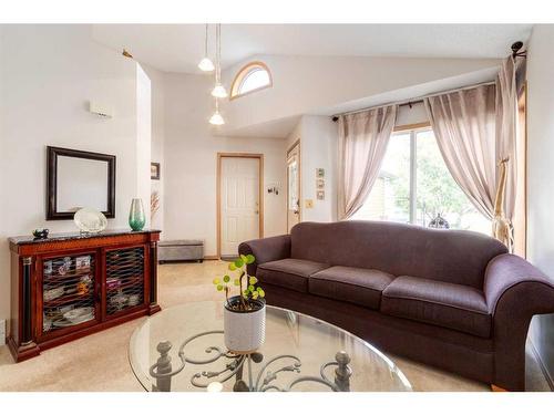 67 Somercrest Close Sw, Calgary, AB - Indoor Photo Showing Living Room