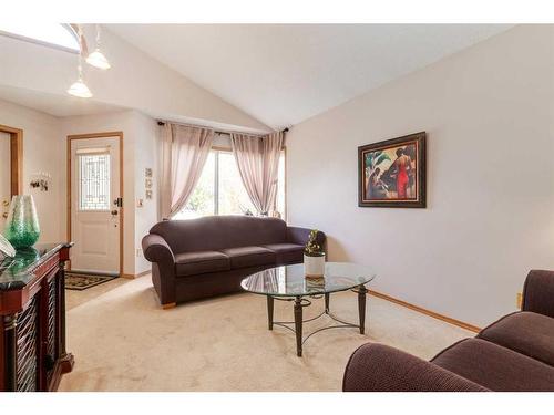 67 Somercrest Close Sw, Calgary, AB - Indoor Photo Showing Living Room