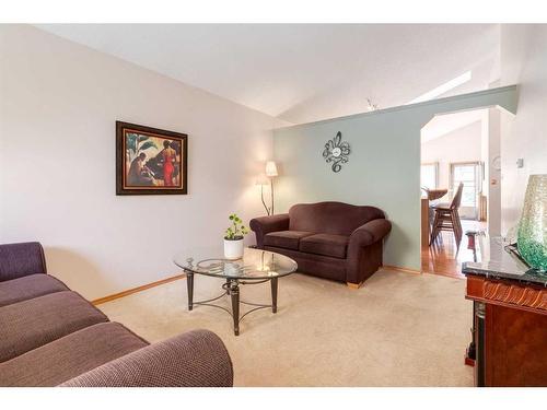 67 Somercrest Close Sw, Calgary, AB - Indoor Photo Showing Living Room