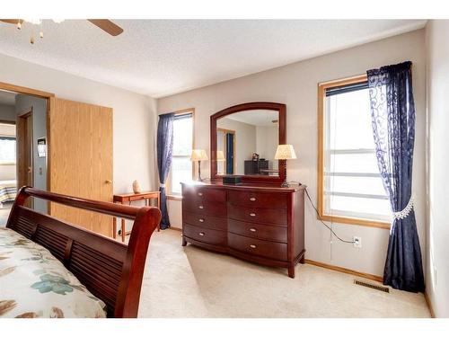 67 Somercrest Close Sw, Calgary, AB - Indoor Photo Showing Bedroom