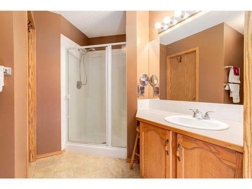 67 Somercrest Close Sw, Calgary, AB - Indoor Photo Showing Bathroom