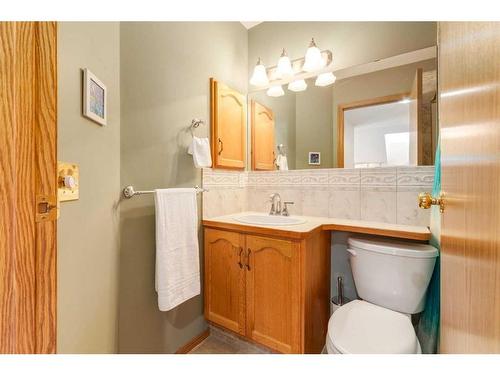 67 Somercrest Close Sw, Calgary, AB - Indoor Photo Showing Bathroom