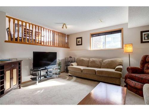 67 Somercrest Close Sw, Calgary, AB - Indoor Photo Showing Living Room