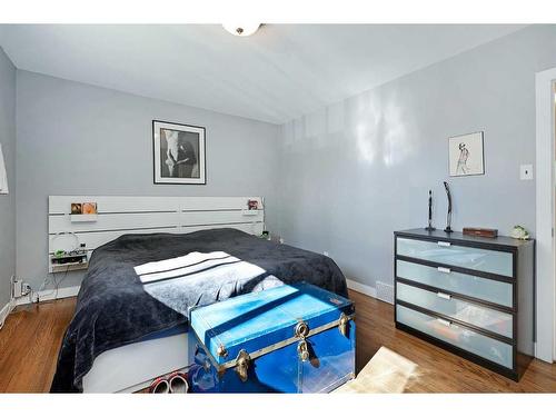 3923 Brooklyn Crescent Nw, Calgary, AB - Indoor Photo Showing Bedroom