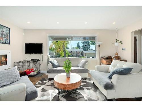 3923 Brooklyn Crescent Nw, Calgary, AB - Indoor Photo Showing Living Room