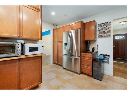 3923 Brooklyn Crescent Nw, Calgary, AB - Indoor Photo Showing Kitchen