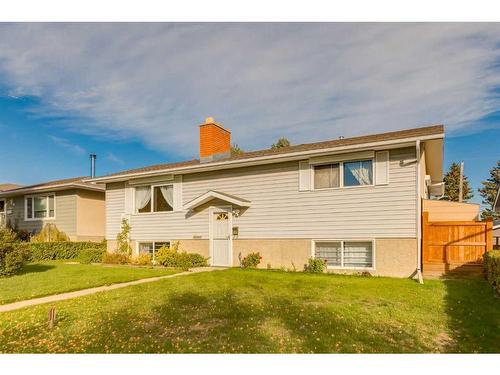 56 Huntwick Way Ne, Calgary, AB - Outdoor