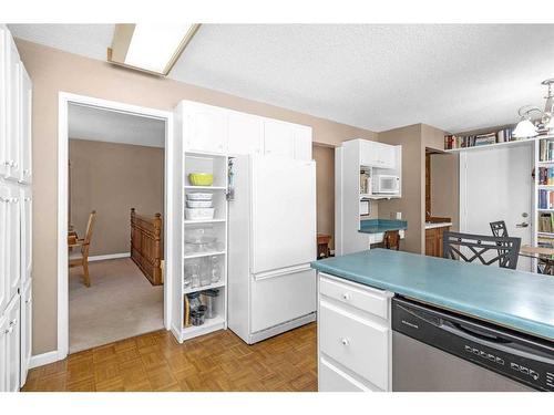 124 Midpark Drive Se, Calgary, AB - Indoor Photo Showing Kitchen