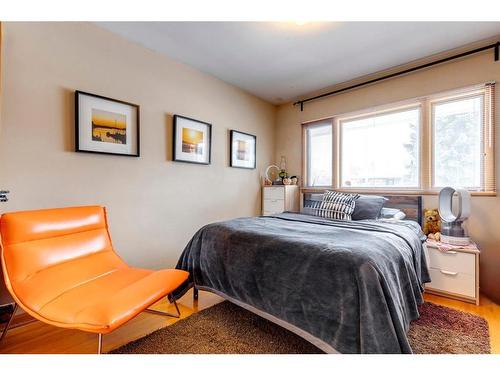 340 46 Avenue Sw, Calgary, AB - Indoor Photo Showing Bedroom