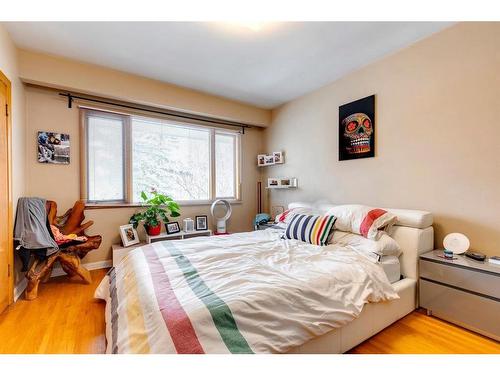 340 46 Avenue Sw, Calgary, AB - Indoor Photo Showing Bedroom