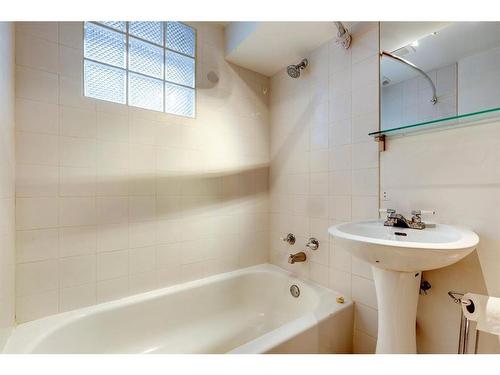 340 46 Avenue Sw, Calgary, AB - Indoor Photo Showing Bathroom