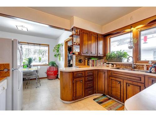 340 46 Avenue Sw, Calgary, AB - Indoor Photo Showing Kitchen With Double Sink