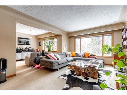 340 46 Avenue Sw, Calgary, AB - Indoor Photo Showing Living Room