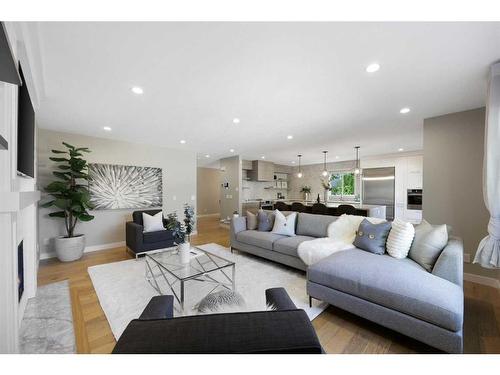 252 Sierra Madre Court Sw, Calgary, AB - Indoor Photo Showing Living Room