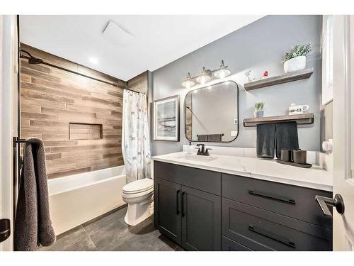 412 Christie Knoll Point Sw, Calgary, AB - Indoor Photo Showing Bathroom