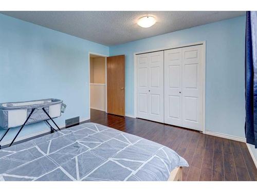 119 Erin Road Se, Calgary, AB - Indoor Photo Showing Bedroom