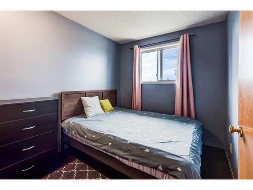 119 Erin Road Se, Calgary, AB - Indoor Photo Showing Bedroom