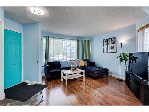 119 Erin Road Se, Calgary, AB - Indoor Photo Showing Living Room