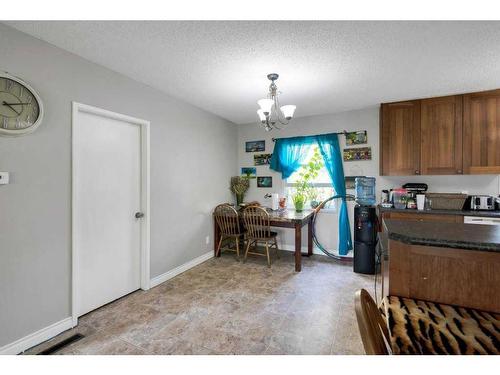 412 2 Avenue Ne, Airdrie, AB - Indoor Photo Showing Kitchen