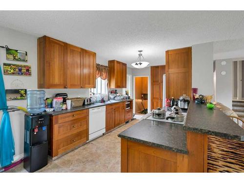 412 2 Avenue Ne, Airdrie, AB - Indoor Photo Showing Kitchen