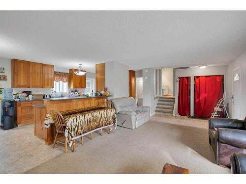 412 2 Avenue Ne, Airdrie, AB - Indoor Photo Showing Living Room