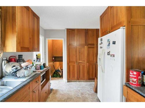 412 2 Avenue Ne, Airdrie, AB - Indoor Photo Showing Kitchen