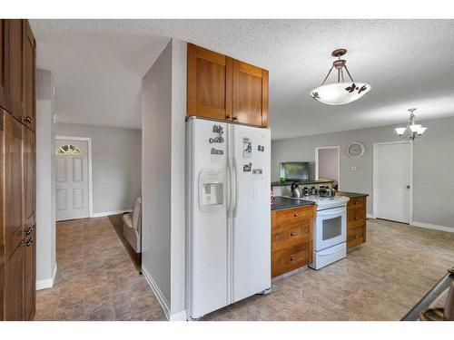 412 2 Avenue Ne, Airdrie, AB - Indoor Photo Showing Kitchen