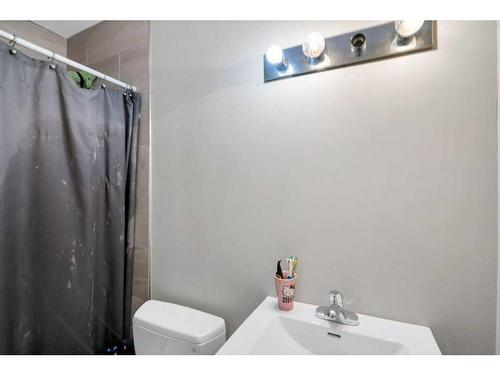 412 2 Avenue Ne, Airdrie, AB - Indoor Photo Showing Bathroom