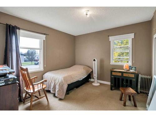 412 2 Avenue Ne, Airdrie, AB - Indoor Photo Showing Bedroom